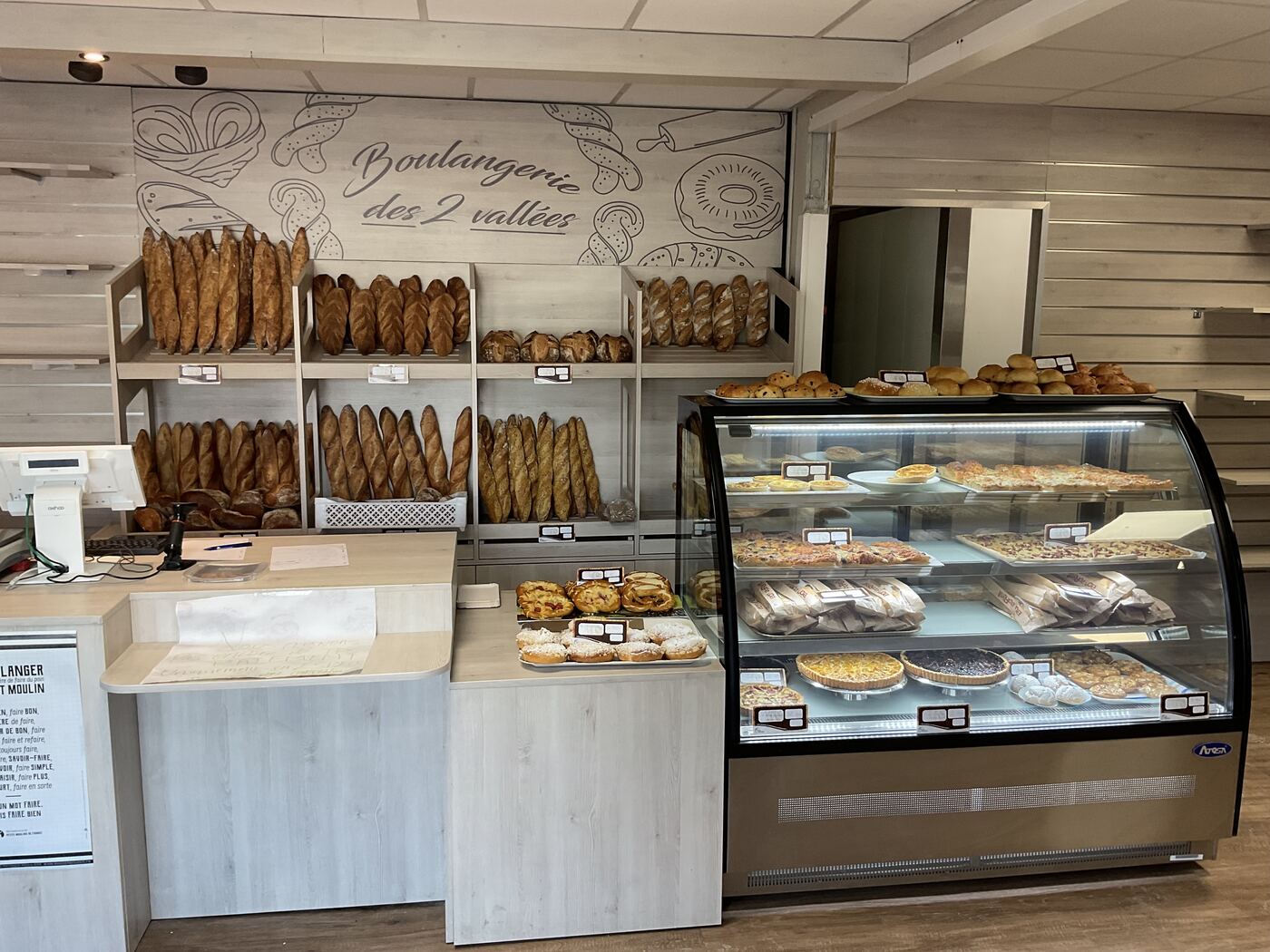 Vitrine de pains et pâtisseries de la Boulangerie Pâtisserie AMI